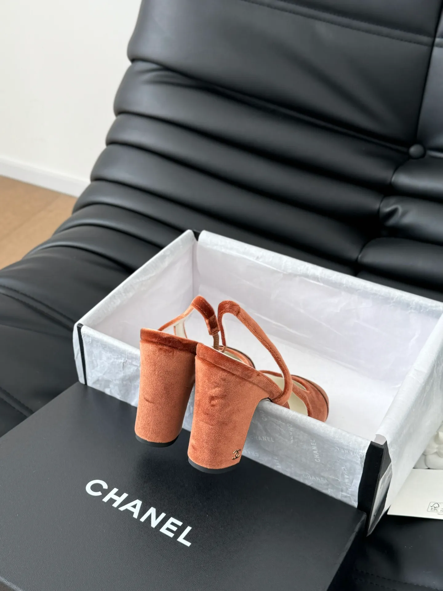 Factory direct sales p500🐘🐘Women's shoes, women's clothing, Chanel classic slingback sandals, I have been making this model for the past few years. This year, we will re-purchase the version and make a detailed copy again. I found that the upper lines and body comfort of the new version have been slightly adjusted! The brand won't say anything because the overall appearance difference is not big and it doesn't affect wearing. All colors now produced are produced according to the latest styles! What you buy is the latest classic model from the counter, made of imported mixed sheepskin surface material, imported mixed sheepskin, and Italian imported cowhide leather soles! High heels 6.5cm Size:35-39 Other sizes can be customized